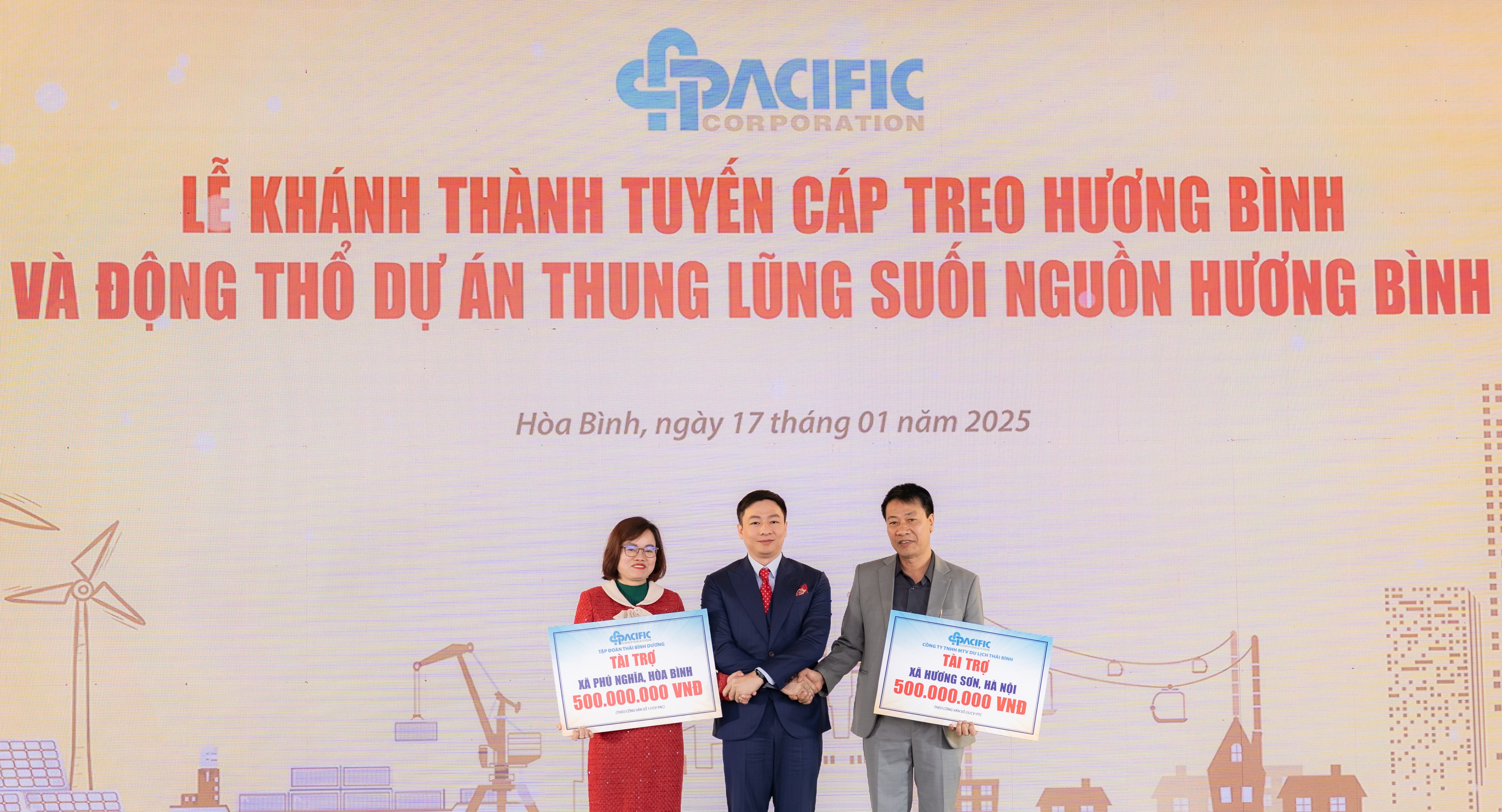 Lãnh đạo Tập đoàn Thái Bình Dương trao hỗ trợ cho xã Phú Nghĩa, huyện Lạc Thuỷ và xã Hương Sơn, huyện Mỹ Đức (Hà Nội) nhằm giúp các hộ có hoàn cảnh khó khăn xoá nhà tạm, nhà dột nát.